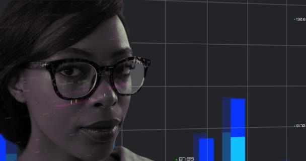 Animacja Portretu Mieszanej Kobiety Rasy Statystykami Przetwarzaniem Danych Mapą Świata — Wideo stockowe