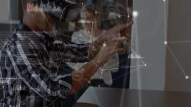 VR kulaklık takan ve parmağıyla dokunan bir adamın dijital grafik ve istatistik ağının animasyonu. Küresel sosyal medya ağı arayüzü dijital bileşimi.