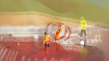 Finansal veri işleme animasyonu. Arka planda inşaat alanındaki figürlerin üzerinde dalgalanan İran bayrağı. Küresel işletme finans ağı arayüzü dijital bileşimi