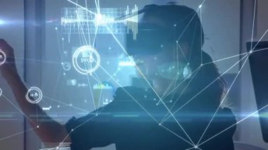 Karanlık bir odada sanal gerçeklik kulaklığı takan gülümseyen bir kadının üzerinde hareket eden veri ve ışıklarla bağlantılı bir ağın animasyonu. Dijital arayüz VR konsepti, dijital bileşik.