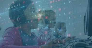 Bilgisayar kullanarak telefon kulaklığı takan bir grup çocuğun çevrimiçi güvenlik dijital asma kilidinin animasyonu. Küresel işletme finans eğitim ağı arayüzü dijital bileşimi.