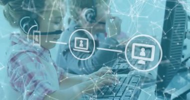 Arka planda bilgisayar kullanarak telefon kulaklığı takan bir grup çocuğun ikon ağının animasyonu. Küresel işletme finans eğitim ağı arayüzü dijital bileşimi.