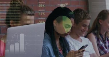 Akıllı telefon ve bilgisayar kullanan bir dizi gülümseyen ortaokul öğrencisinin veri ve istatistiklerle dijital arayüzün animasyonu. Küresel dijital ağ ve eğitim dijital bileşimi.