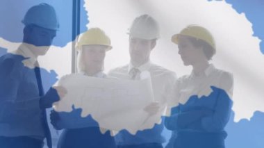 Arka planda tartışan inşaat işçileri üzerinde dalgalanan bir Antarktika bayrağıyla finansal veri işleme animasyonu. Küresel işletme finans ağı arayüzü dijital bileşimi