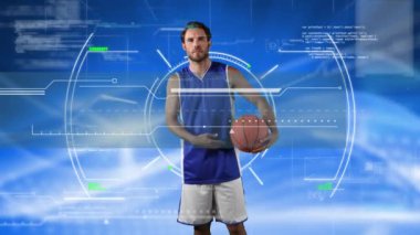 Veri işleme ve skop taramasının dijital bileşik videosu mavi arka planda basketbol topu tutan erkek basketbolcu üzerinde