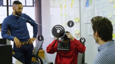 Bağlı medya simgelerinden oluşan bir ağın animasyonu, meslektaşları izlerken ofiste sanal gerçeklik kulaklığı takan bir adamın verilerini aktarıyor. Dijital arayüz VR konsepti, dijital bileşik.