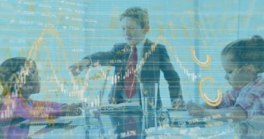 İş toplantısındaki çocuklar üzerinde finansal dijital veri işleme animasyonu, ayakta duran ve işaret eden çocuk. Eðitim iþletme sosyal medya ağ arayüzü kavramı dijital bileşik.