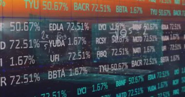 Arka planda finansal veri işleme ve matematiksel denklemlerin animasyonu. Küresel işletme finans konut piyasası dijital bileşimi.