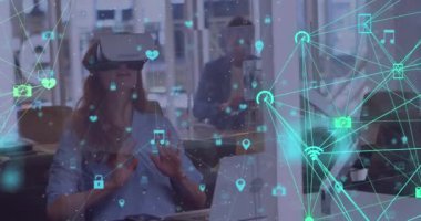 Ofiste sanal gerçeklik kulaklığı takan bir kadının verilerini aktaran bağlı medya simgelerinden oluşan bir ağın animasyonu. Dijital arayüz VR konsepti, dijital bileşik.