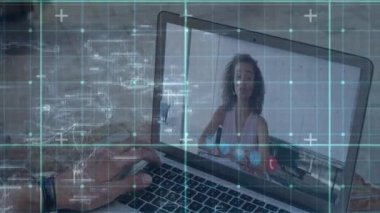 Ofisteki video görüşmesi sırasında bilgisayar ekranındaki kadının dijital veri ve ızgaralarının animasyonu. Küresel iş çevrimiçi ağ arayüzü dijital bileşimi.