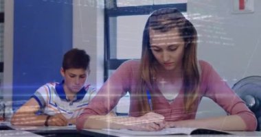 Dijital arayüz animasyonu ve sınıftaki kız öğrencinin üzerine hareket eden veriler bir not yazıp ders sırasında bir oğlana iletiyor. Küresel dijital ağ ve eğitim dijital bileşimi.