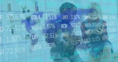 Dijital tablet kullanan öğrenci ve kız öğrencilerin finansal veri işleme animasyonları. Eðitim iþletme sosyal medya ağ arayüzü kavramı dijital bileşik.