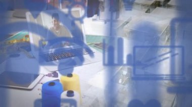 Ofisteki video görüşmesi sırasında dizüstü bilgisayardaki adamın dijital internet simgelerinin canlandırılması. Küresel iş çevrimiçi ağ arayüzü dijital bileşimi.