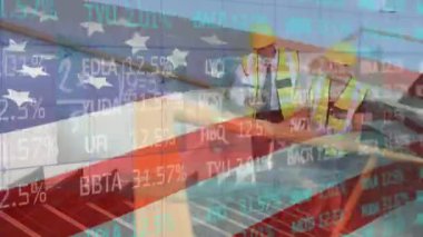 Arka planda tartışan inşaat işçileri üzerinde sallanan İngiliz bayrağıyla finansal veri işleme animasyonu. Küresel işletme finans ağı arayüzü dijital bileşimi