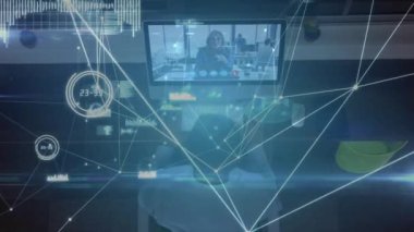 Arka plandaki video görüşmesi sırasında dizüstü bilgisayarı kullanan adamın dijital internet simgelerinin animasyonu. Küresel iş çevrimiçi sosyal ağ arayüzü kavramı dijital kompozit.