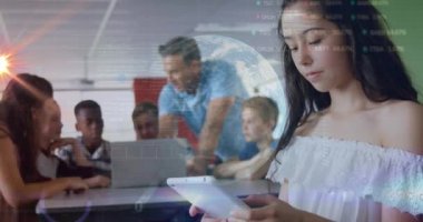 Dünyayı döndürme ve erkek öğretmenin ortaokul öğrencileriyle konuşması üzerine hareket eden veri aktarımı, okul kızının ön planda tablet kullanması. Küresel dijital ağ ve eğitim dijital bileşimi.