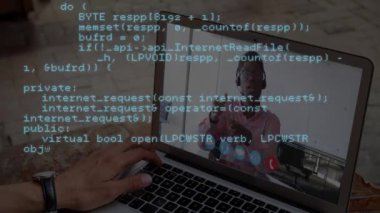 Ofisteki video görüşmesi sırasında dizüstü bilgisayardaki adamın dijital veri işleme animasyonu. Küresel iş çevrimiçi ağ arayüzü dijital bileşimi.