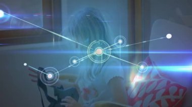 Arka planda Sanal Gerçeklik kulaklığı olan bir kızın bağlantı ağının animasyonu. Küresel işletme finans ağı arayüzü dijital bileşimi.