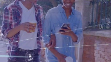 Arka planda gülümseyen akıllı telefon kullanan kadın çiftin çevrimiçi topluluk dijital simgelerinin animasyonu. Küresel sosyal medya ağı arayüzü dijital bileşimi.