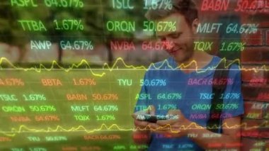 Arka planda akıllı telefon kullanan beyaz erkek öğrencinin mali veri kaydının animasyonu. Küresel işletme finans ağı arayüzü dijital bileşimi.