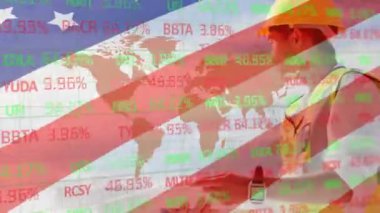 Arka planda inşaat işçisi üzerinde sallanan bir ABD bayrağıyla finansal veri işleme animasyonu. Küresel işletme finans ağı arayüzü dijital bileşimi