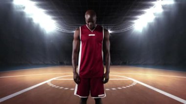 Arka planda erkek basketbolcunun spor stadyumuna karşı kollarını birleştirdiği dijital video.