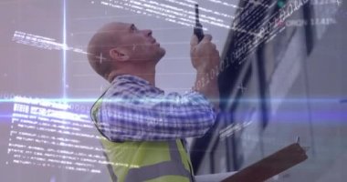 Arka planda telsiz kullanarak inşaat işçisi üzerinden finansal veri işleme animasyonu. Küresel işletme finans ağı arayüzü dijital bileşimi