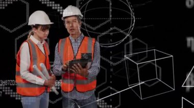 Geometrik şekilli dijital tablet kullanarak çalışan güvenlik kaskı takan beyaz erkek ve kadın mühendislerin animasyonu. Küresel işletme finans ağı konsepti dijital bileşik.
