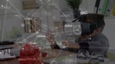 Sanal gerçeklik kulaklığı takan çocuğun evdeki sanal arayüzle etkileşim halinde olduğu veri üzerinde hareket eden bağlı simgelerden oluşan bir ağın animasyonu. Dijital arayüz VR konsepti, dijital bileşik.