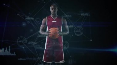 Siyah arkaplana karşı bağlantı simgeleri ağı üzerinden basketbol topu tutan bir erkek basketbolcunun dijital kompozit videosu
