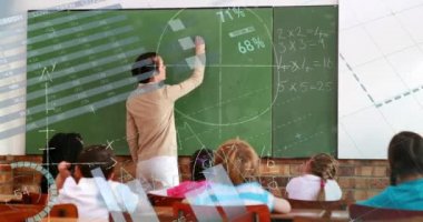 Veri, grafik ve denklemlerle dijital arayüzün animasyonu tahtaya yazı yazan ve öğrencilere gülümseyen kadın matematik öğretmeninin üzerinden geçiyor. Küresel dijital ağ ve eğitim dijital bileşimi.