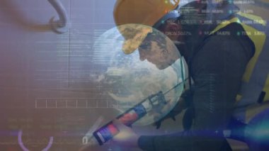 Arka planda inşaat işçisi üzerinde dönen bir küreyle finansal veri işleme animasyonu. Küresel işletme finans ağı arayüzü dijital bileşimi