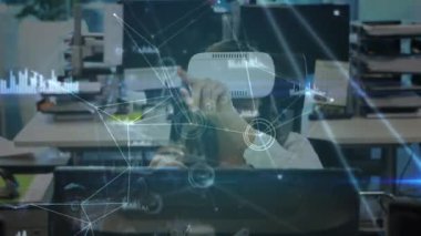 Ofisteki sanal gerçeklik kulaklığı takan bir kadın üzerinde hareket eden bir ikon ve veri ağının animasyonu. Dijital arayüz VR konsepti, dijital bileşik.