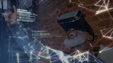 Tuğla duvara karşı sanal gerçeklik kulaklığı takan gülümseyen yaşlı bir adamın veri transferi ile bağlantılı bir ağın animasyonu. Dijital arayüz VR konsepti, dijital bileşik.