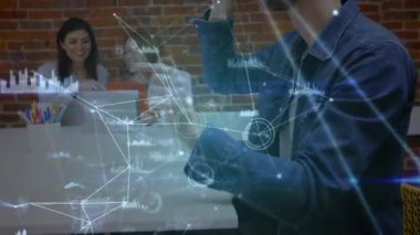 Sanal gerçeklik kulaklığı takan bir adamın ofisteki sanal arayüzle etkileşim halinde olduğu bir ağ ve veri animasyonu. Dijital arayüz VR konsepti, dijital bileşik.