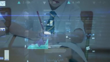 Okulda kameraya gülümseyen öğrencilerin portresi üzerinde finansal veri işleme animasyonu. Eğitim sektörü ekonomisi arayüzü Dijital kompozit.