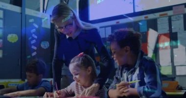 Işıkların ve verilerin hareket halindeki bayan öğretmenin çocuklara bir ilkokul sınıfında ders vermesi. Küresel dijital ağ ve eğitim dijital bileşimi.