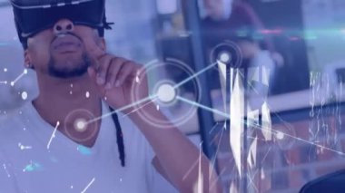 Sanal gerçeklik kulaklığı takan bir adamın sanal arayüz kullanarak veri, ışık ve şekilleri aktaran bir bağlantı ağının animasyonu. Dijital arayüz VR konsepti, dijital bileşik.