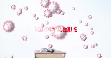 Covid 19 Coronavirus metin ve hücrelerinin animasyonu, kitap yığınları ve okul eşyalarıyla birlikte masanın üzerinde dönüyor. Okula geri dönüş Coronavirus pandemik konsepti dijital olarak oluşturulmuş görüntü.
