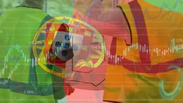Animering Finansiell Databehandling Med Portugisisk Flagga Som Viftar Över Byggnadsarbetare — Stockvideo
