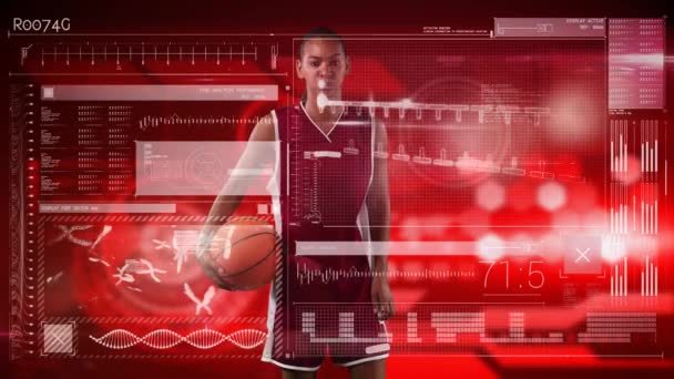 赤の背景に対するインターフェイスとデータ処理に対するバスケットボールを保持している女性バスケットボール選手のデジタル複合ビデオ — ストック動画