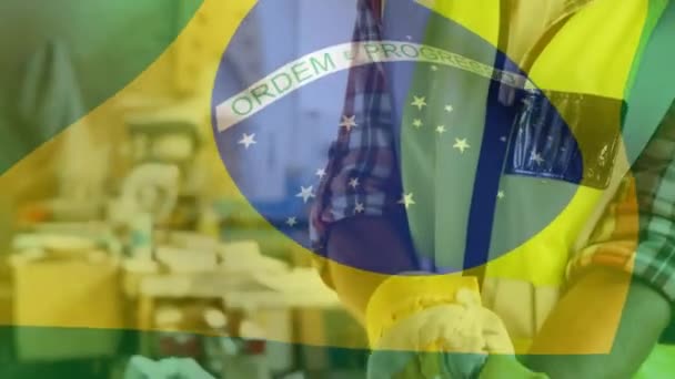 以一面巴西国旗在建筑工地工人上方摇曳为背景的金融数据处理动画 全球商业金融网络接口概念数字组合 — 图库视频影像