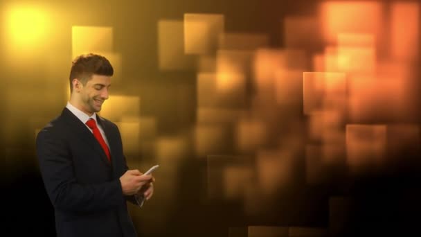 动画中的白种人商人微笑着和使用智能手机发短信移动橙色正方形的背景 全球商业金融网络接口概念数字组合 — 图库视频影像