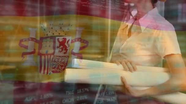 Анимация Обработки Финансовых Данных Испанским Флагом Размахивающим Над Строителем Заднем — стоковое видео