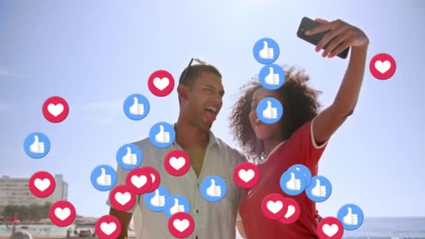 在线社区的动画喜欢和热爱数字图标的夫妇在假日使用智能手机采取自拍为背景 全球社交媒体网络接口概念数字组合 — 图库视频影像