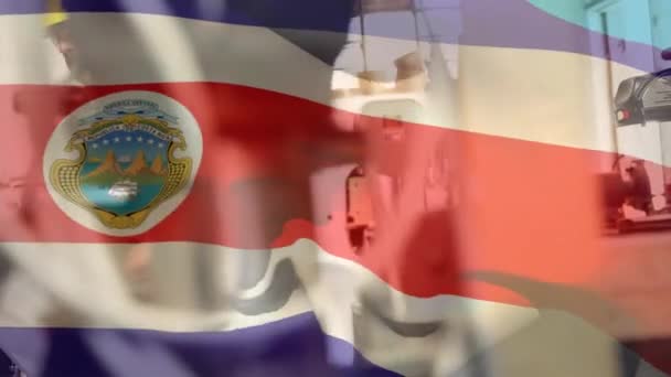 以一面悬挂哥斯达黎加国旗的建筑工地工人为背景的金融数据处理动画 全球商业金融网络接口概念数字组合 — 图库视频影像