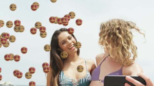 动画的情感数字图标飞越两个女性朋友度假使用智能手机采取自我为背景 全球社交媒体网络接口概念数字组合 — 图库视频影像