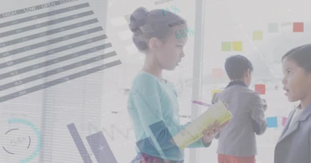 Animacja Przetwarzania Danych Finansowych Nad Dziewczynami Pracującymi Biurze Edukacja Biznes — Wideo stockowe