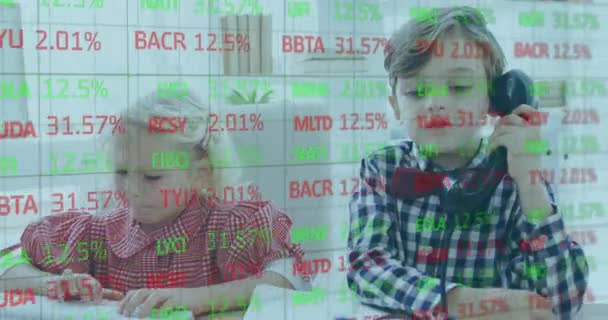 Анимация Финансовой Цифровой Обработки Данных Над Детьми Школе Мальчик Использующий — стоковое видео