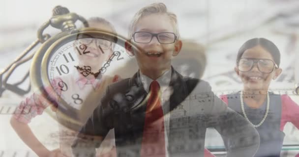 Animatie Van Klok Documenten Portret Van Schoolkinderen Die Samen Een — Stockvideo